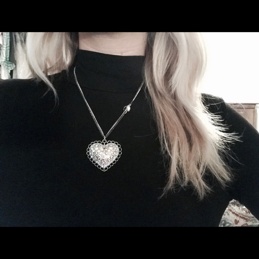 Betsy Johnson beautiful heart necklace❤️❤️